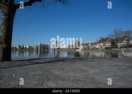 Giorno piecefull sul molo sul lago di Zug, Svizzera Foto Stock
