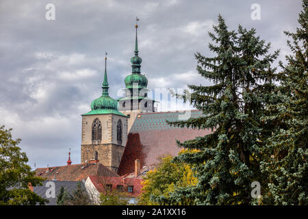 Chiesa di San Giacomo Maggiore in Jihlava, di tre navate chiesa hall con un lungo presbiterio e due alte torri in autunno i colori dell'autunno Foto Stock