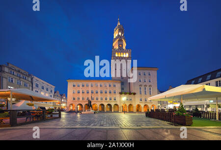 Opole, Polonia. Vista della piazza Rynek con la costruzione del Municipio al crepuscolo Foto Stock