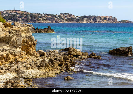 Costa rocciosa a Peguera a ovest di Maiorca in una giornata di sole in primavera Foto Stock