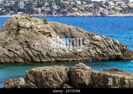 Costa rocciosa a Peguera a ovest di Maiorca in una giornata di sole in primavera Foto Stock