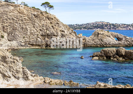 Costa rocciosa a Peguera a ovest di Maiorca in una giornata di sole in primavera Foto Stock