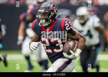 Houston, TX, Stati Uniti d'America. 29Sep, 2019. Houston Texans running back Carlos Hyde (23) porta la palla durante il secondo trimestre di NFL di una partita di calcio tra la Carolina Panthers e Houston Texans al NRG Stadium di Houston, TX. Trask Smith/CSM/Alamy Live News Foto Stock