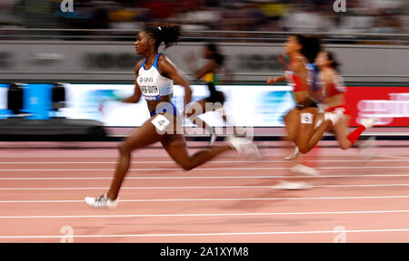 La Gran Bretagna di Dina Asher-Smith sul suo modo di qualifiche prima dal suo Donne 100m semi finale durante il giorno e tre la IAAF Campionati del Mondo Al Khalifa International Stadium, Doha, Qatar. Foto Stock