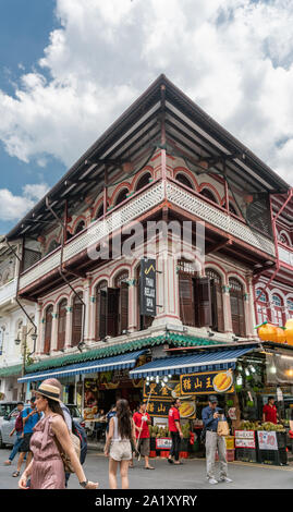 Singapore - Marzo 22, 2019: Chinatown. Ritratto di beige storica facciata di colore marrone con balconi su un angolo di Trengganu e Tempio strade sotto cloudsca Foto Stock