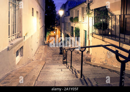 Lampione e tipiche scale di Montmartre , Parigi. Foto Stock