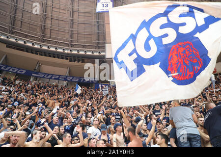 Bologna, Italia, 29 settembre 2019, la fossa dei leoni storico gruppo di sostenitori della Fortitudo durante la Fortitudo Bologna Vs Umana Reyer Venezia - basket italiana una serie campionato - Credito: LPS/Michele Nucci/Alamy Live News Foto Stock