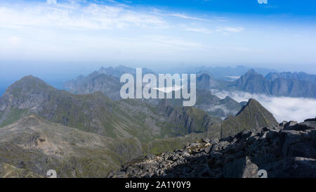 Vertice Hermannsdaltinden Norvegia Lofoten viste al mare Artico Foto Stock