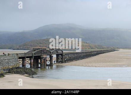 Barmouth Bridge, attraversando il Mawddach Estuary sulla costa occidentale del Galles Foto Stock
