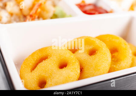 Hot Potato fries in forma di sorriso. Box per bambini frittelle di patate Foto Stock