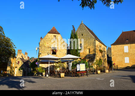 Place de la Rode, Domme, Dordogne, la valle della Dordogna, Périgord, Aquitaine, Francia Foto Stock