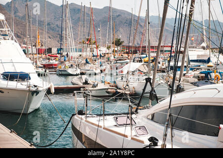 Tenerife, Spagna - Agosto, 2019: barche a vela, barche a motore e barche a Santa Cruz porto Marina in Tenerife Foto Stock