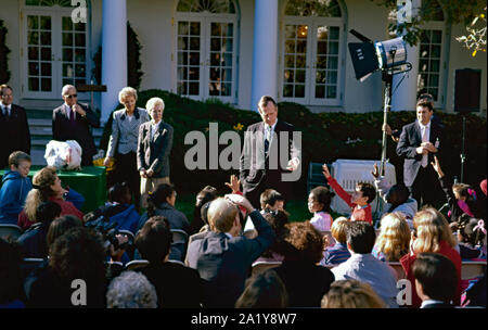 Washington DC, Stati Uniti d'America, 14 novembre 1990 il presidente George H.W. Bush risponde a una domanda da uno della scuola i bambini frequentano l annuale ringraziamento turchia perdonare nel Giardino delle Rose della Casa Bianca Foto Stock