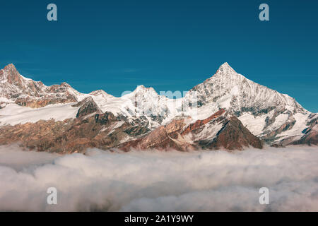 Panorama delle Alpi sopra le nuvole Foto Stock