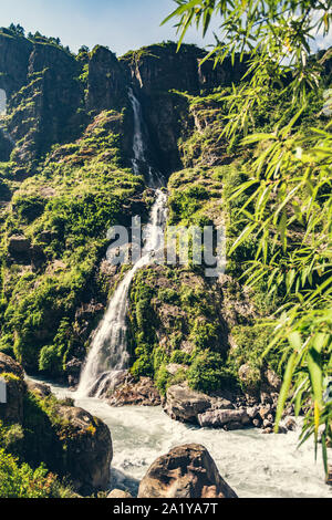 Bella e verde Himalaya paesaggio di ispirazione. Cerca e i monti e la valle con la foresta e il verde degli alberi. Annapurna Himal Gamma sull Annapurna Cir Foto Stock