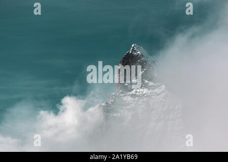 Vista panorama sul Cervino dietro le nuvole Foto Stock