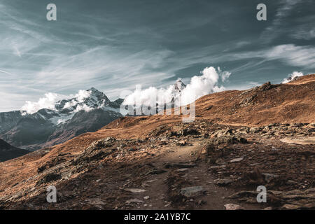 Vista panorama sul Cervino dietro le nuvole Foto Stock