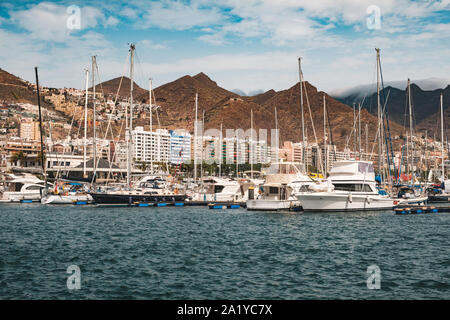 Tenerife, Spagna - Agosto, 2019: barche a vela, barche a motore e barche a Santa Cruz porto Marina in Tenerife Foto Stock