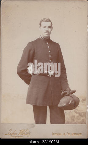 Victorian Ipswich & Felixstowe, Suffolk Scheda Cabinet che mostra un giovane britannico funzionario di polizia. Collare n. 17 Foto Stock