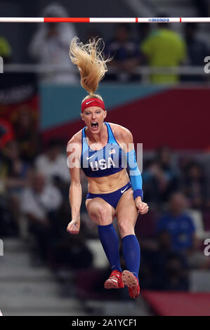 Stati Uniti d'America's Sandi Morris celebra un gioco durante la donna della Pole Vault finale del giorno tre della IAAF Campionati del Mondo Al Khalifa International Stadium, Doha, Qatar. Foto Stock