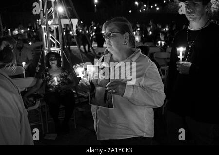 Tucson, Arizona, Stati Uniti. 28 Sep, 2019. L omicidio di reversibilità Inc tenere una Giornata nazionale del ricordo presso il Mercado San Augustin allegato di Tucson in Arizona. La fiaccolata detenuti dalle famiglie delle vittime di omicidio è stata destinata a ricordare i loro cari e per onorare la lotta e la forza delle famiglie a sinistra dietro. I membri della comunità si sono riuniti per sostenere le famiglie e a portare l'attenzione della violenza pistola in America e abuso domestico. Credito: Christopher Brown/ZUMA filo/Alamy Live News Foto Stock