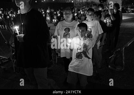 Tucson, Arizona, Stati Uniti. 28 Sep, 2019. L omicidio di reversibilità Inc tenere una Giornata nazionale del ricordo presso il Mercado San Augustin allegato di Tucson in Arizona. La fiaccolata detenuti dalle famiglie delle vittime di omicidio è stata destinata a ricordare i loro cari e per onorare la lotta e la forza delle famiglie a sinistra dietro. I membri della comunità si sono riuniti per sostenere le famiglie e a portare l'attenzione della violenza pistola in America e abuso domestico. Credito: Christopher Brown/ZUMA filo/Alamy Live News Foto Stock