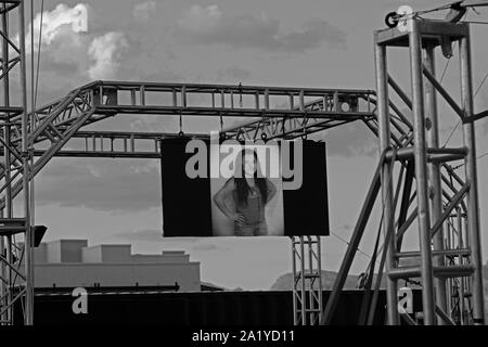 Tucson, Arizona, Stati Uniti. 28 Sep, 2019. L omicidio di reversibilità Inc tenere una Giornata nazionale del ricordo presso il Mercado San Augustin allegato di Tucson in Arizona. La fiaccolata detenuti dalle famiglie delle vittime di omicidio è stata destinata a ricordare i loro cari e per onorare la lotta e la forza delle famiglie a sinistra dietro. I membri della comunità si sono riuniti per sostenere le famiglie e a portare l'attenzione della violenza pistola in America e abuso domestico. Credito: Christopher Brown/ZUMA filo/Alamy Live News Foto Stock