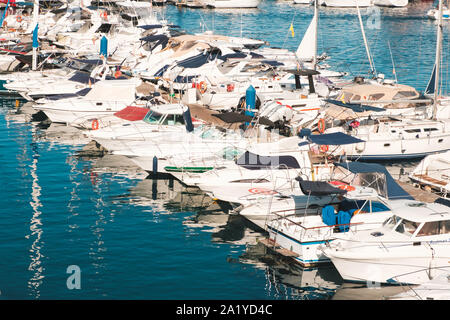 Tenerife, Spagna - Agosto, 2019: Barche a motore, barche a motore e barche a vela a Porto in Tenerife Foto Stock