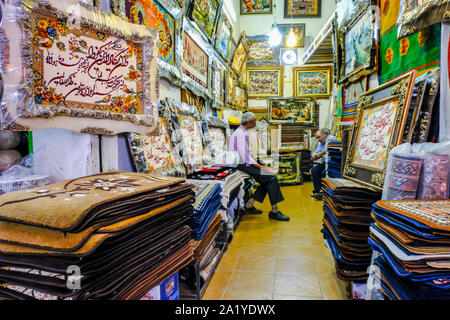 Gli uomini in un negozio. Il Grand Bazaar. Kashan, Iran. Asia. Foto Stock