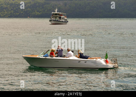 Il LAGO DI COMO, Italia - Giugno 2019: persone rilassante su un motore privato lanciare a Lenno sul Lago di Como. Foto Stock