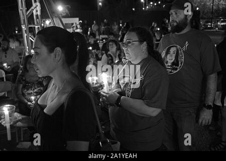 Tucson, Arizona, Stati Uniti. 28 Sep, 2019. L omicidio di reversibilità Inc tenere una Giornata nazionale del ricordo presso il Mercado San Augustin allegato di Tucson in Arizona. La fiaccolata detenuti dalle famiglie delle vittime di omicidio è stata destinata a ricordare i loro cari e per onorare la lotta e la forza delle famiglie a sinistra dietro. I membri della comunità si sono riuniti per sostenere le famiglie e a portare l'attenzione della violenza pistola in America e abuso domestico. Credito: Christopher Brown/ZUMA filo/Alamy Live News Foto Stock