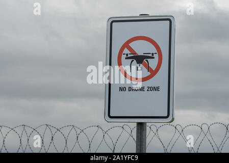 Chiusura del cartello di avviso 'No fuco zona' all'aeroporto recinzione Foto Stock