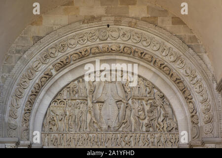 Ultima sentenza rappresentato nel timpano romanico sul portale ovest della cattedrale di Autun (Cathédrale Saint-Lazare d'Autun) in Autun, Borgogna, Francia. Il timpano è stato scolpito da francese scultore romanico Gislebertus attiva nella regione nel XII secolo. Il suo nome è noto dopo l'artista autografo visto sotto il piede destro di Gesù Cristo nel timpano. Foto Stock