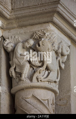 San Girolamo e il leone rappresentato nel capitello romanico risale al XII secolo sul portale ovest della cattedrale di Autun (Cathédrale Saint-Lazare d'Autun) in Autun, Borgogna, Francia. La capitale è stata probabilmente scolpite dal francese scultore romanico Gislebertus. Foto Stock