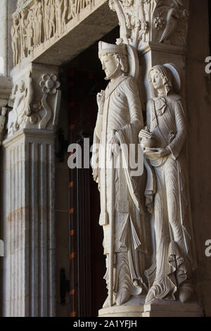 San Lazzaro e le due sorelle Marta e Maria Maddalena raffigurata sul portale ovest della cattedrale di Autun (Cathédrale Saint-Lazare d'Autun) in Autun, Borgogna, Francia. L'originale romanica risale al XII secolo è stato sostituito da una copia nel XIX secolo. Foto Stock