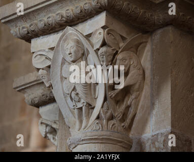 Daniele e i leoni rappresentato nel capitello romanico risale al xii secolo nella basilica di Santa Maria Maddalena (Basilique Sainte-Marie-Madeleine de Vézelay) di Vézelay Abbey (Abbaye Sainte-Marie-Madeleine de Vézelay) in Vézelay, Borgogna, Francia. Foto Stock