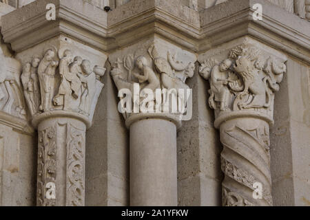 Capitelli romanici datate dal XII secolo sul portale ovest della cattedrale di Autun (Cathédrale Saint-Lazare d'Autun) in Autun, Borgogna, Francia. Sant'Eustachio e il Cervo e San Girolamo e il leone sono raffigurati nelle capitali. I capitelli sono stati probabilmente scolpite dal francese scultore romanico Gislebertus. Foto Stock