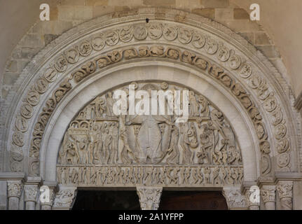 Ultima sentenza rappresentato nel timpano romanico sul portale ovest della cattedrale di Autun (Cathédrale Saint-Lazare d'Autun) in Autun, Borgogna, Francia. Il timpano è stato scolpito da francese scultore romanico Gislebertus attiva nella regione nel XII secolo. Il suo nome è noto dopo l'artista autografo visto sotto il piede destro di Gesù Cristo nel timpano. Foto Stock