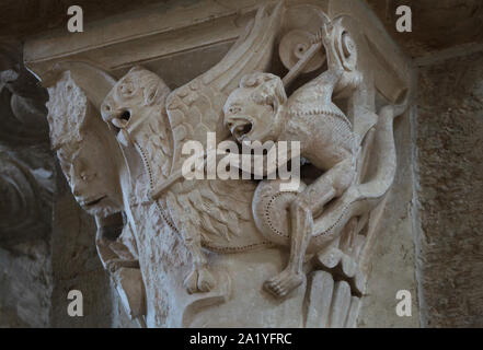 Lotta contro dei demoni rappresentato nel capitello romanico risale al xii secolo nella basilica di Santa Maria Maddalena (Basilique Sainte-Marie-Madeleine de Vézelay) di Vézelay Abbey (Abbaye Sainte-Marie-Madeleine de Vézelay) in Vézelay, Borgogna, Francia. Foto Stock