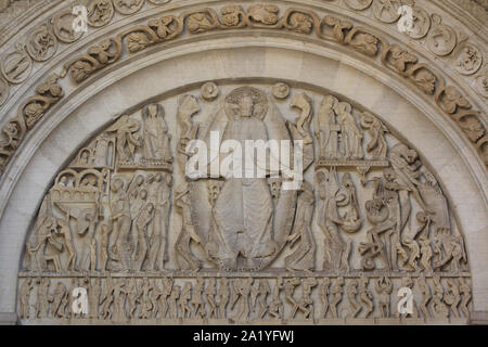 Ultima sentenza rappresentato nel timpano romanico sul portale ovest della cattedrale di Autun (Cathédrale Saint-Lazare d'Autun) in Autun, Borgogna, Francia. Il timpano è stato scolpito da francese scultore romanico Gislebertus attiva nella regione nel XII secolo. Il suo nome è noto dopo l'artista autografo visto sotto il piede destro di Gesù Cristo nel timpano. Foto Stock