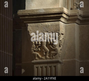 Capitello romanico datato dal XII secolo all'interno della Cattedrale di Autun (Cathédrale Saint-Lazare d'Autun) in Autun, Borgogna, Francia. Il quarto tono della musica o la lezione di musica è raffigurata nella capitale. La capitale è stata probabilmente scolpite dal francese scultore romanico Gislebertus. Foto Stock