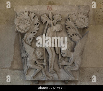 Impiccagione di Giuda rappresentato nel capitello romanico datato dal XII secolo dalla Cattedrale di Autun (Cathédrale Saint-Lazare d'Autun), ora sul display nella biblioteca del Capitolo della Cattedrale di Autun in Autun, Borgogna, Francia. La capitale è stata probabilmente scolpite dal francese scultore romanico Gislebertus. Foto Stock