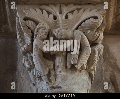 Mosè, uccidendo l'Egiziano rappresentato nel capitello romanico risale al xii secolo nella basilica di Santa Maria Maddalena (Basilique Sainte-Marie-Madeleine de Vézelay) di Vézelay Abbey (Abbaye Sainte-Marie-Madeleine de Vézelay) in Vézelay, Borgogna, Francia. Foto Stock