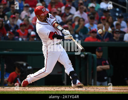 Washington, Stati Uniti. 29Sep, 2019. Washington cittadini catcher Kurt Suzuki (28) collega contro Cleveland Indians a cittadini Parco di Washington, DC, domenica 29 settembre, 2019. Foto di Kevin Dietsch/UPI Credito: UPI/Alamy Live News Foto Stock