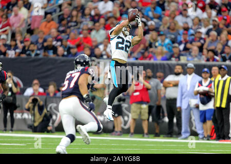 Houston, Texas, Stati Uniti d'America. 29Sep, 2019. Carolina Panthers running back Christian McCaffrey (22) salta per rendere una dichiarazione delle catture durante il secondo trimestre del NFL stagione regolare il gioco tra la Houston Texans e Carolina Panthers a NRG Stadium di Houston, TX il 29 settembre 2019. Credito: Erik Williams/ZUMA filo/Alamy Live News Foto Stock