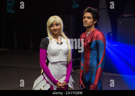 10/Dicembre/2017 - Comic-con esposizione e cosplay evento tenutosi in Sri Lanka. Un ragazzo e una ragazza vestire come film e video gioco caratteri Foto Stock