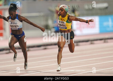 Doha in Qatar. 29Sep, 2019. Atletica, Campionati del mondo, campionati del mondo, Khalifa International Stadium, 100 metri, donne, finale. Shelly Ann Fraser Pryce (r) da Giamaica sprint alla vittoria al fianco di secondo posto Dina Asher-Smith dalla Gran Bretagna. Credito: Oliver Weiken/dpa/Alamy Live News Foto Stock