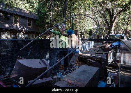 Parco Nazionale di Yosemite in California, Stati Uniti d'America. 29Sep, 2019. LINDA JARIT, dal Redwood City, E DAVID STOUT, da Palo Alto, toss recyclables di metallo in un contenitore domenica mattina durante il XVI Yosemite annuale lifting nel Parco Nazionale di Yosemite. Secondo un lifting organizzatore, volontari hanno raccolto circa 12.000 libbre di cestino da ieri pomeriggio. L'evento ha avuto inizio il martedì sera con una speciale presentazione in il Villaggio di Yosemite. Oggi è il giorno finale di volontario rimozione rifiuti.La vasta parkwide clean-up sforzo è stato avviato da Yosemite Associazione di arrampicata in 200 Foto Stock