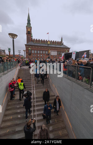 Copenaghen, Zelanda Danimarca - 29 9 2019: nuova M3 cityringen metro linea apertura in Copenhagen Radhusplads Foto Stock