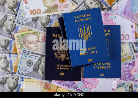 Passaporto ucraino con cittadini doppio passaporto statunitense grivna banconote e US Dollar Bills Foto Stock